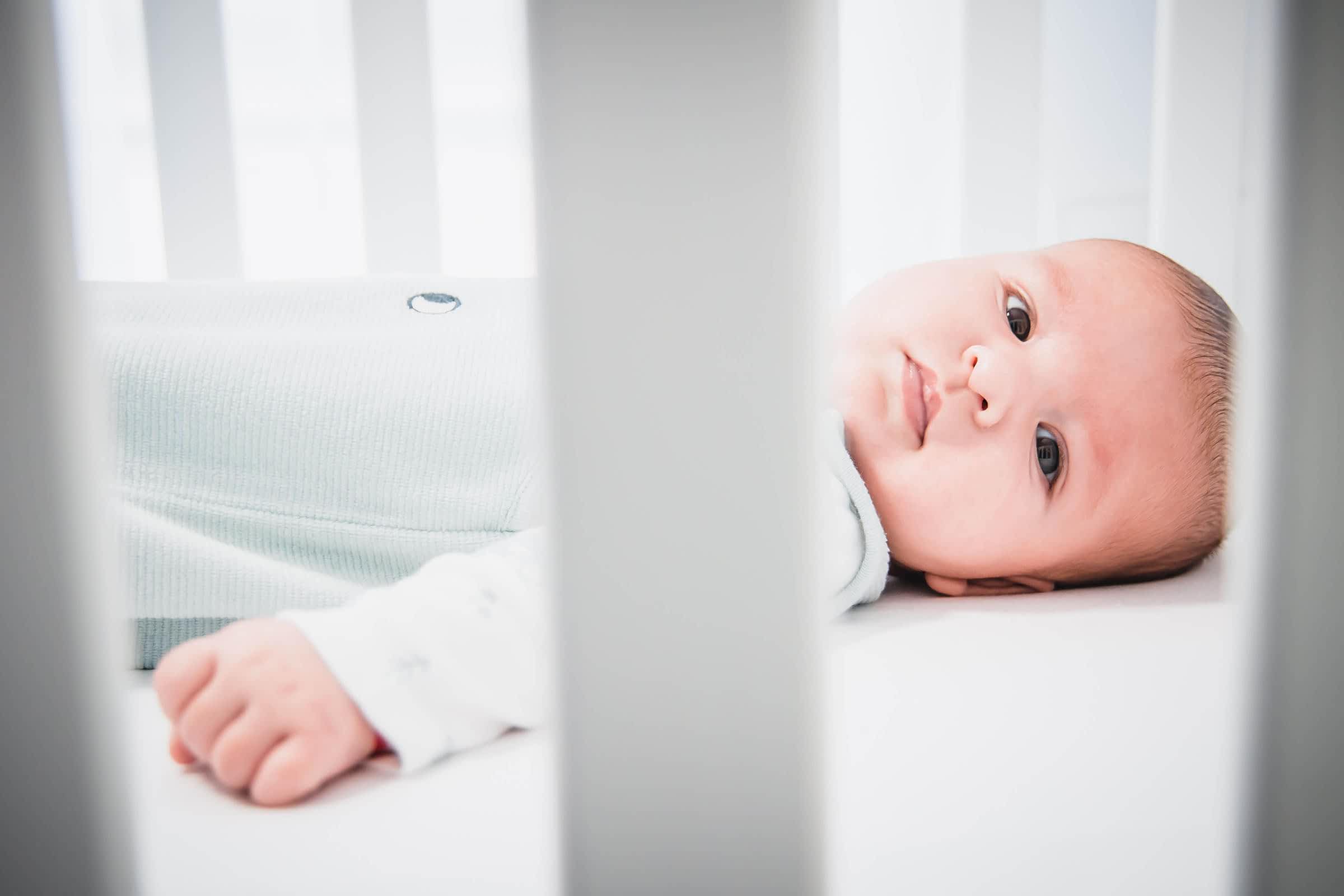 copilul se uita la aparatul foto la sedinta foto botez in bucuresti